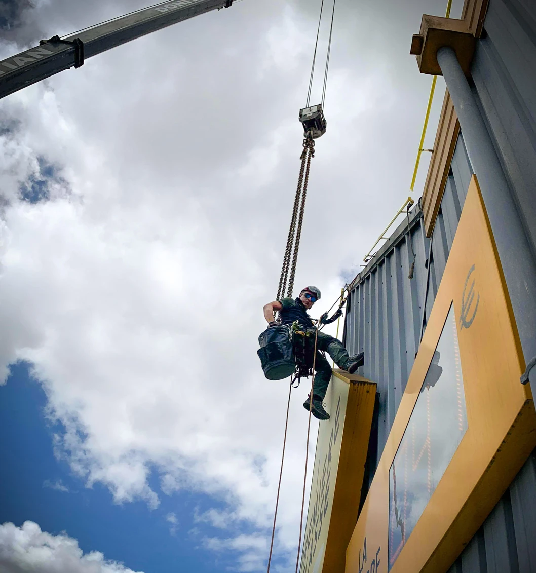 Dépose d’une enseigne en toiture